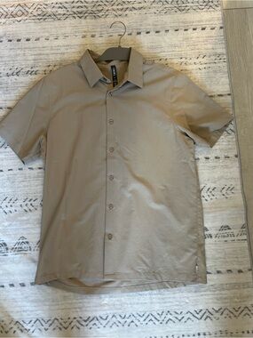Vuori Short Sleeve Button-Down Shirt in Taupe